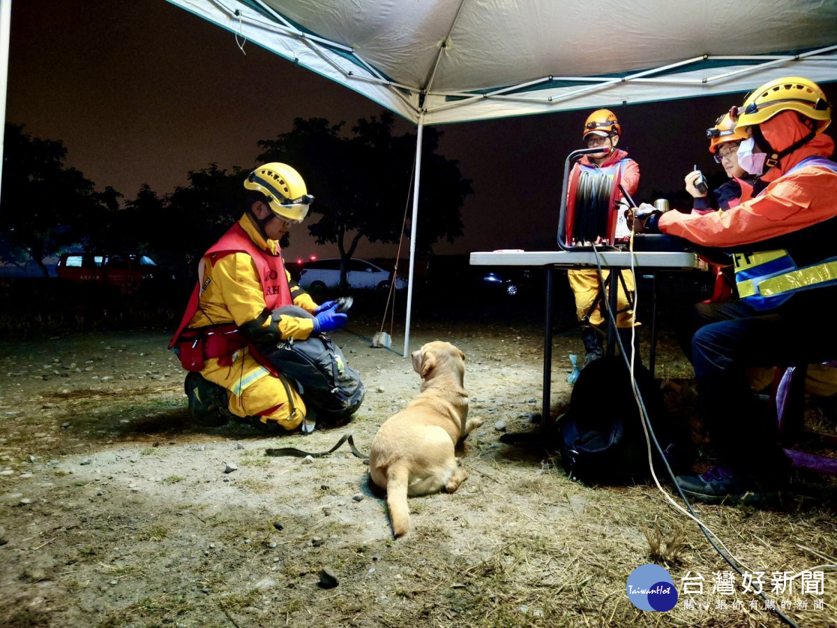 領犬員黃國峰及搜救犬HENIN參與認證。
