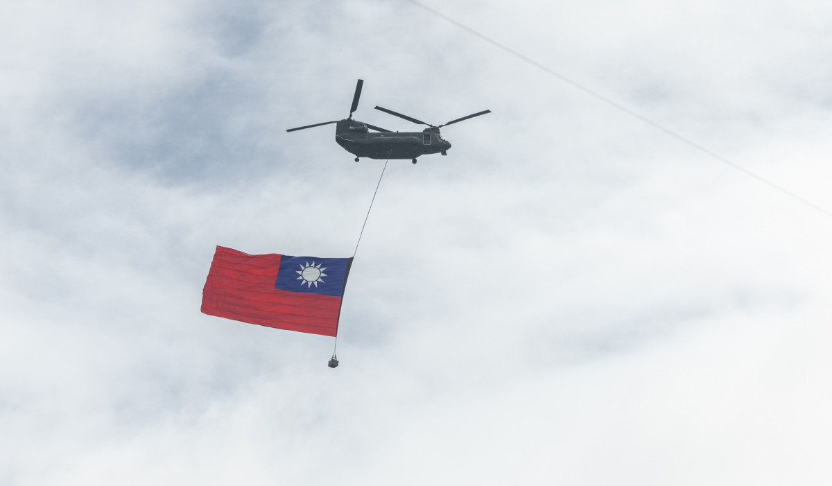 傳陸軍航特部軍官擬駕<span style='color:red'>直升機</span>降落共艦前遭逮　國防部：函請司法機關偵辦