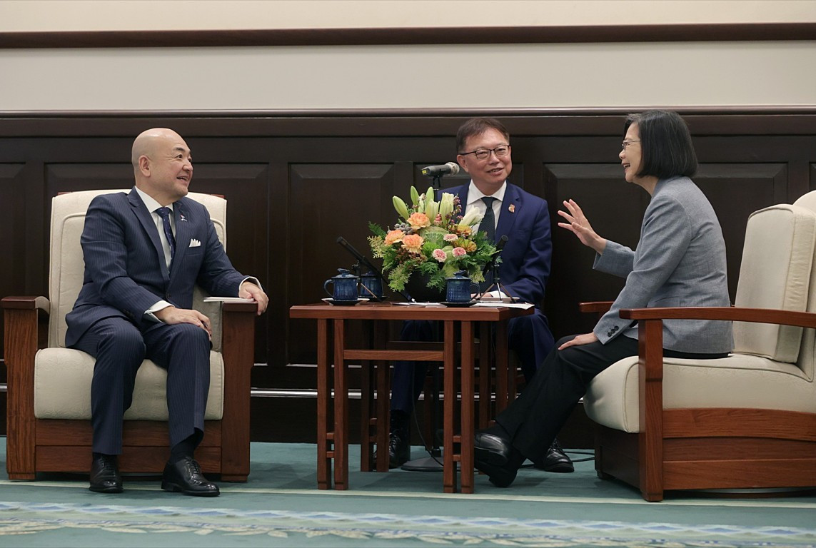 總統蔡英文（右）11日接見日本台灣交流協會台北事務所新任代表片山和之（左）。（圖／總統府Flickr）