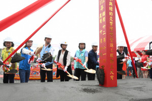 「田中水與綠的交響環境營造工程計畫」，於今（11）日上午在預將在站區附近施作的田中鎮滯洪池公園辦理開工祈福典禮。圖／記者鄧富珍翻攝