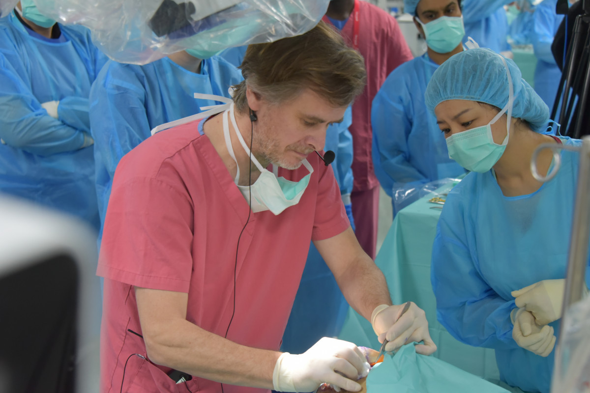 法國教授在大體實作課程教導學員顱底手術的技巧。圖／秀傳醫院提供