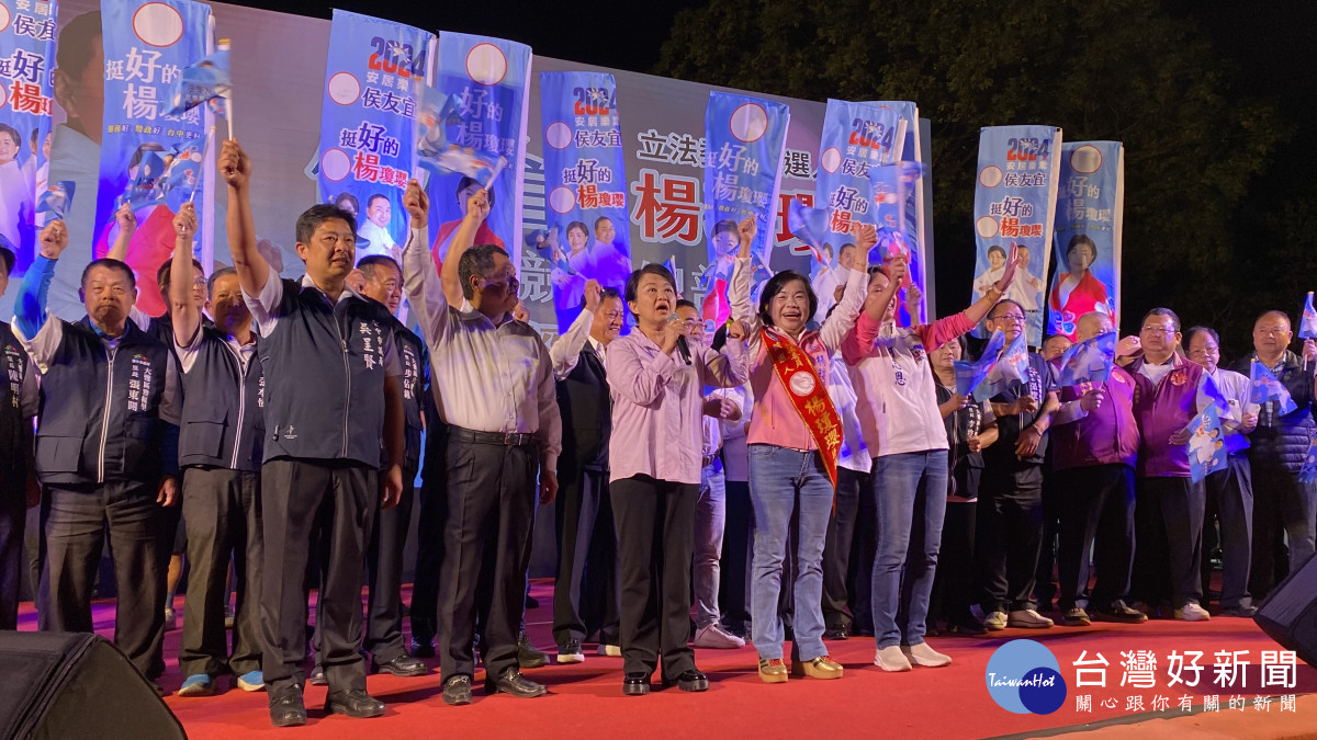 台中市長盧秀燕、國民黨不分區立委候選人柯志恩助選楊瓊瓔。
