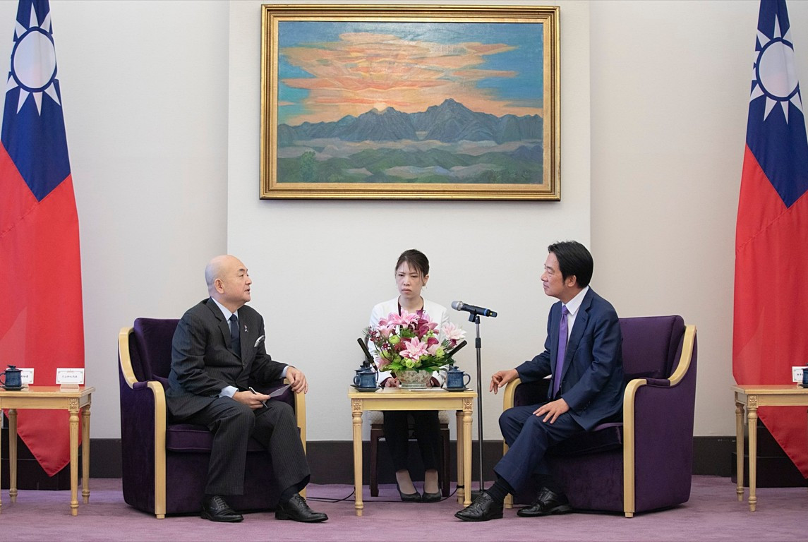 副總統賴清德（右）13日接見日本台灣交流協會台北事務所新任代表片山和之（左）。（圖／總統府Flickr）