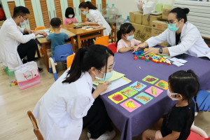 治療師到社區幼兒園進行初篩。圖／彰化醫院提供