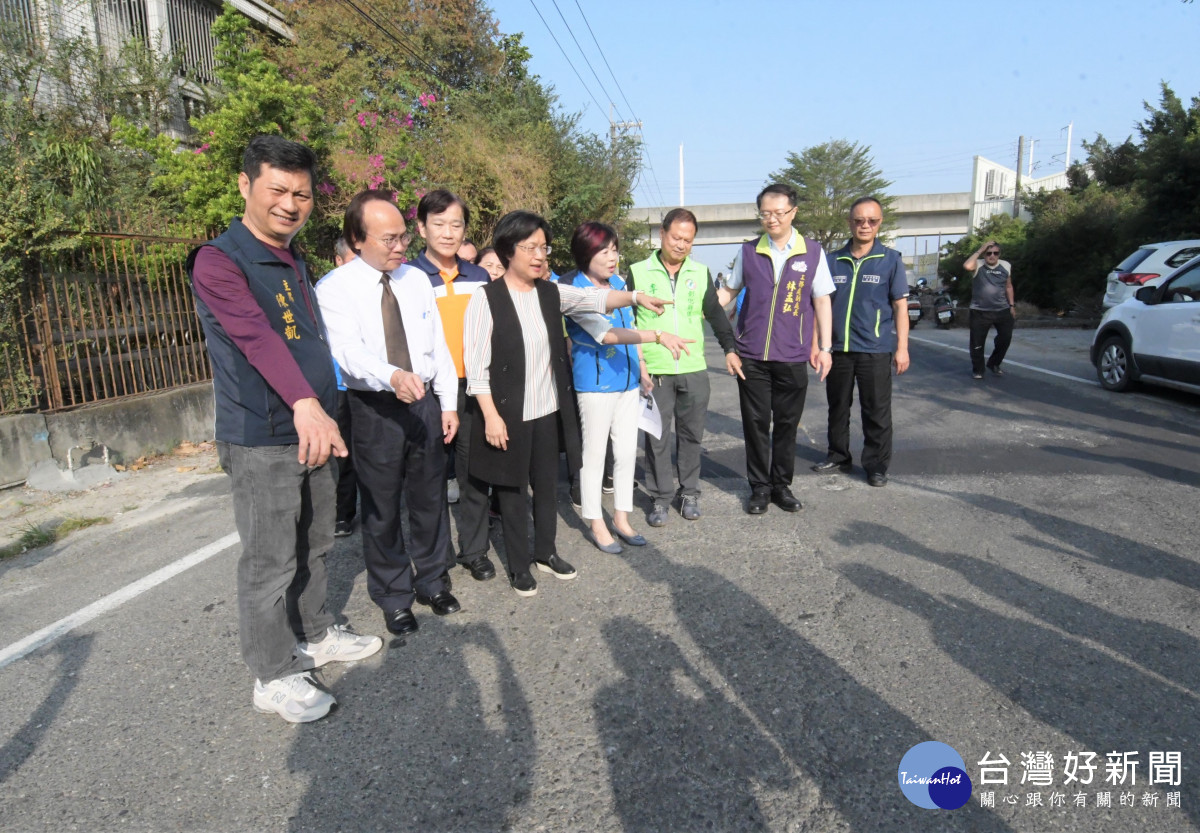 縣長王惠美等人視察，溪州北斗彰107線道路不平改善情形。圖／彰化縣政府提供