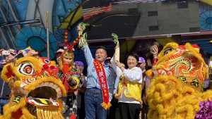 台中市長盧秀燕助選顏寬恒，致贈青蒜、菜頭等吉祥物。