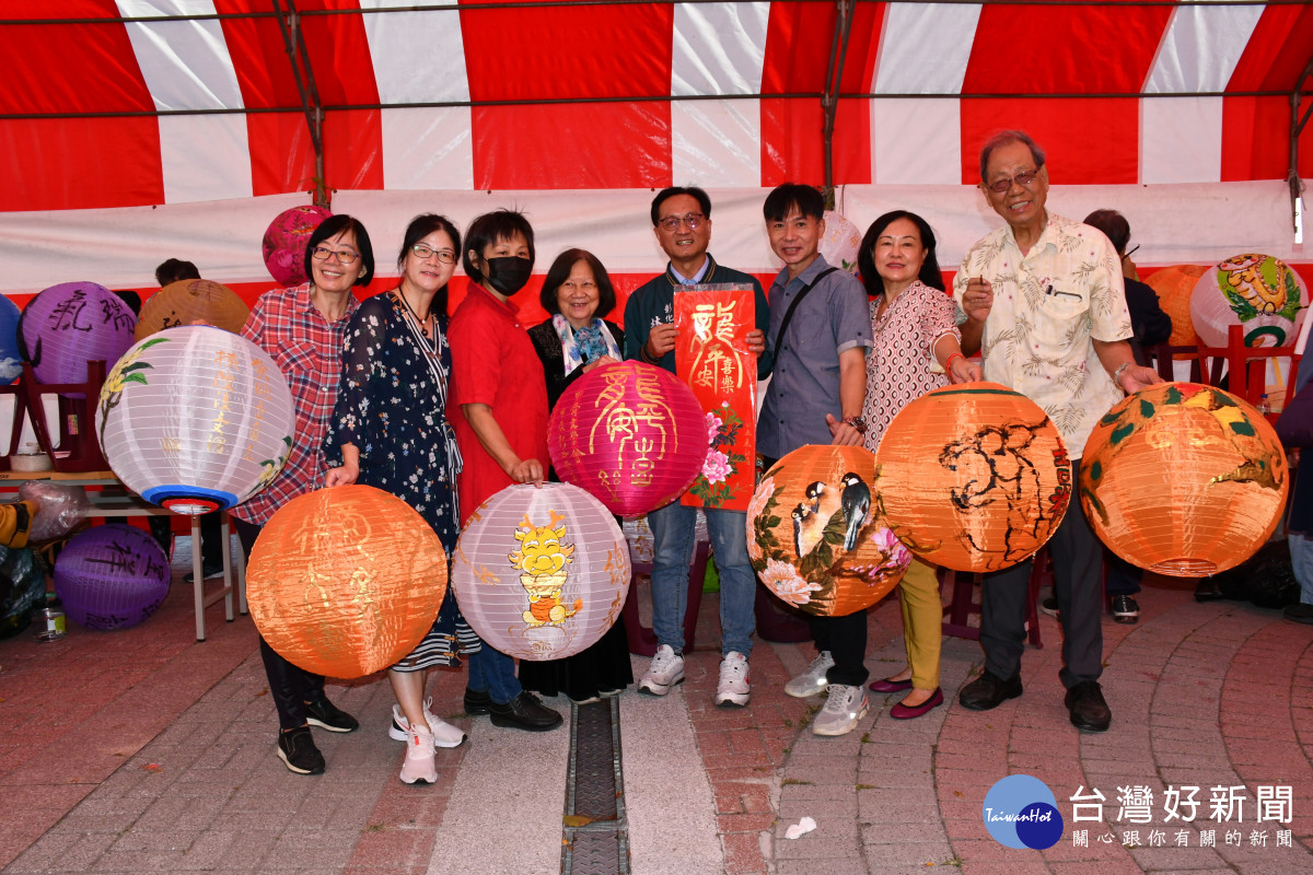 林世賢市長逐一和藝術家們合影分享彩繪燈籠迎接龍年的喜悅。圖／記者鄧富珍攝
