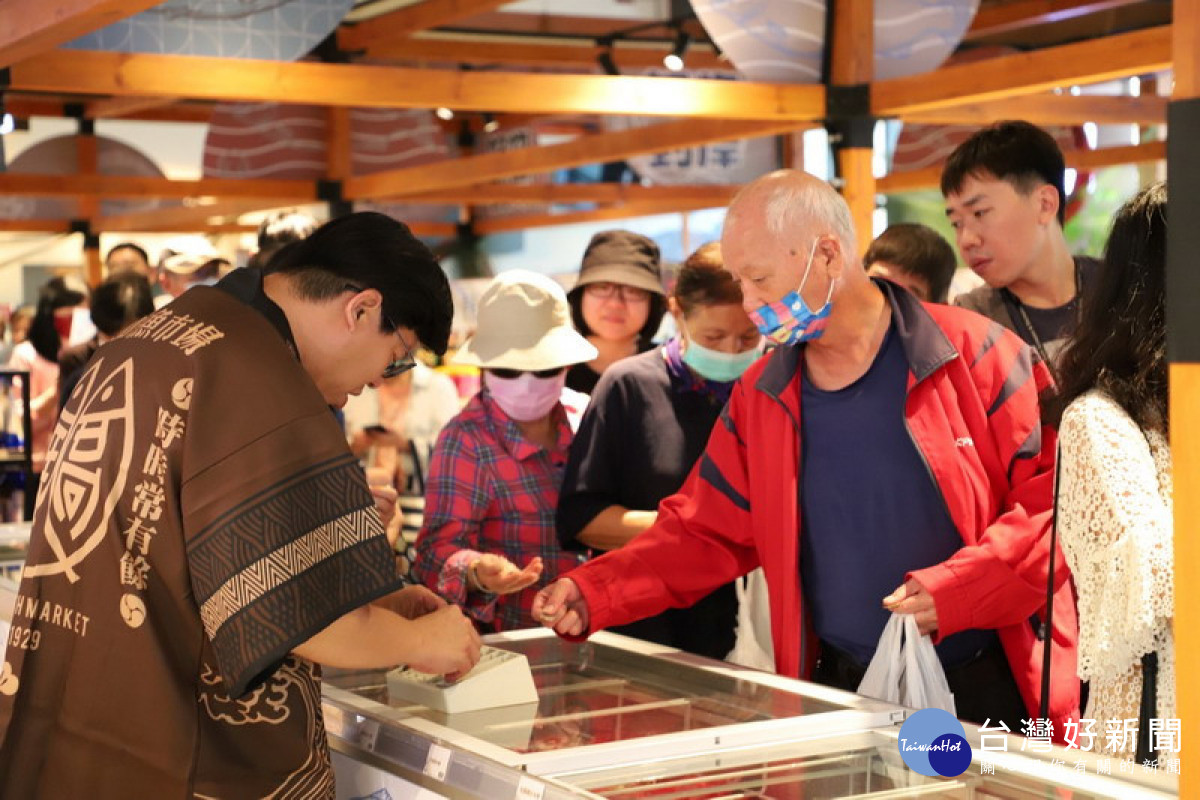 ▲鼓山魚市場重新營業，民眾享受到零距離的海味料理。