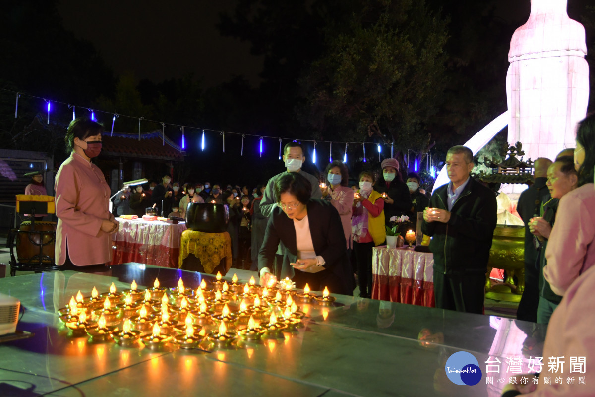 彰化清水岩寺歲末點燈法會，縣長王惠美點燈祈願國泰民安、風調雨順。圖／記者鄧富珍翻攝