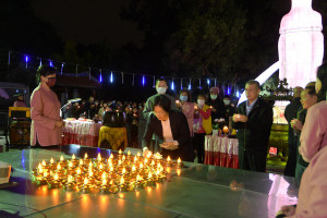 彰化清水岩寺歲末點燈法會，縣長王惠美點燈祈願國泰民安、風調雨順。圖／記者鄧富珍翻攝