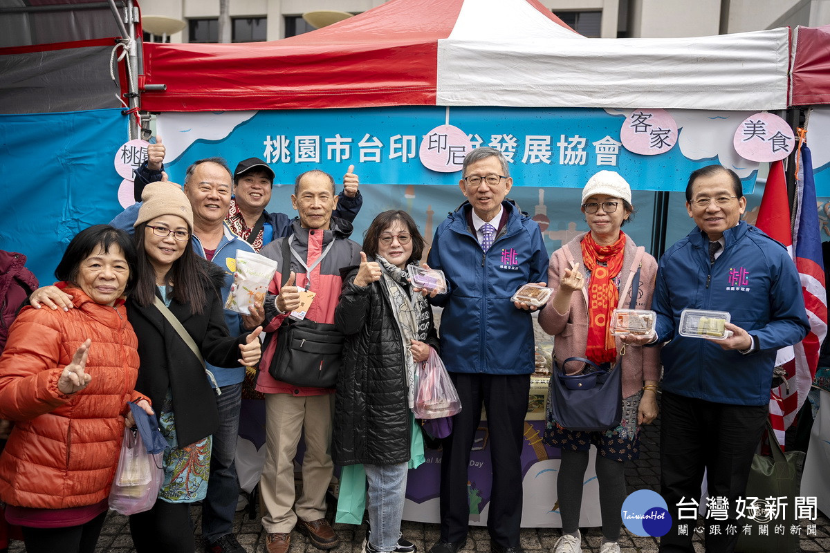 桃園市副市長王明鉅於市府廣場體驗異國文化及美食。