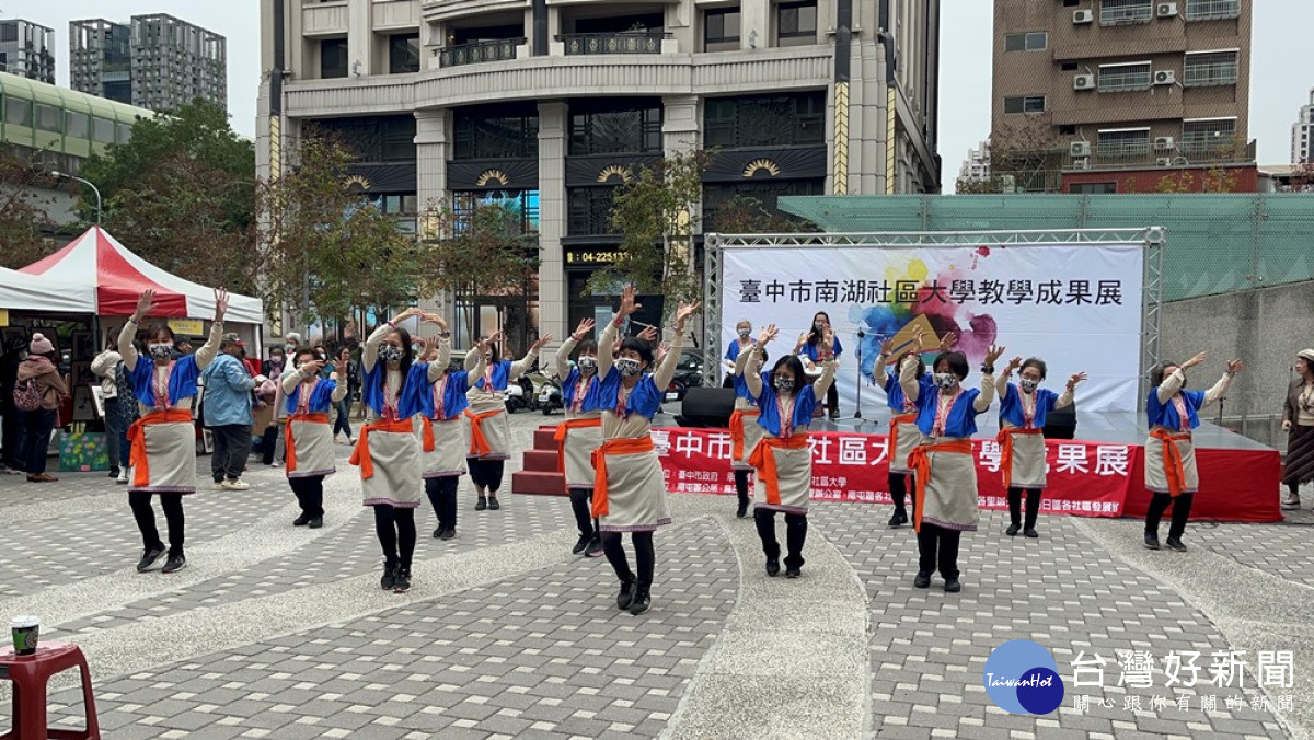 12/17在水安宮廣場隆重舉辦112年度社區大學成果展時，南湖社大特色課程平埔族群猫霧捒社牽田舞表演。(圖/嶺東科技大學)