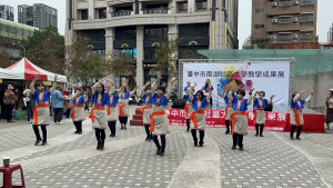 12/17在水安宮廣場隆重舉辦112年度社區大學成果展時，南湖社大特色課程平埔族群猫霧捒社牽田舞表演。(圖/嶺東科技大學)