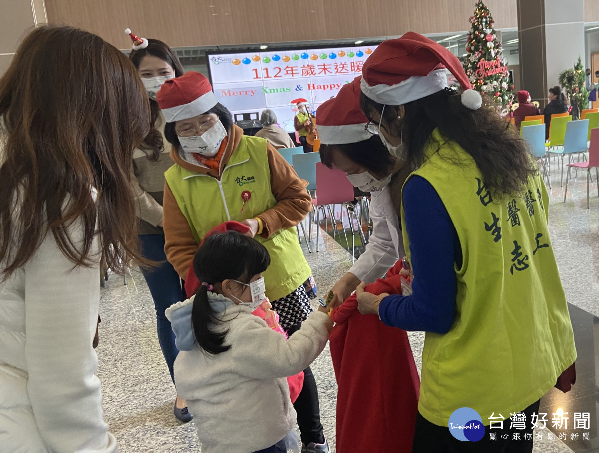 社會工作室林世媛主任率志工們扮聖誕老人，分送聖誕糖果，將祝福帶給每一位民眾。
