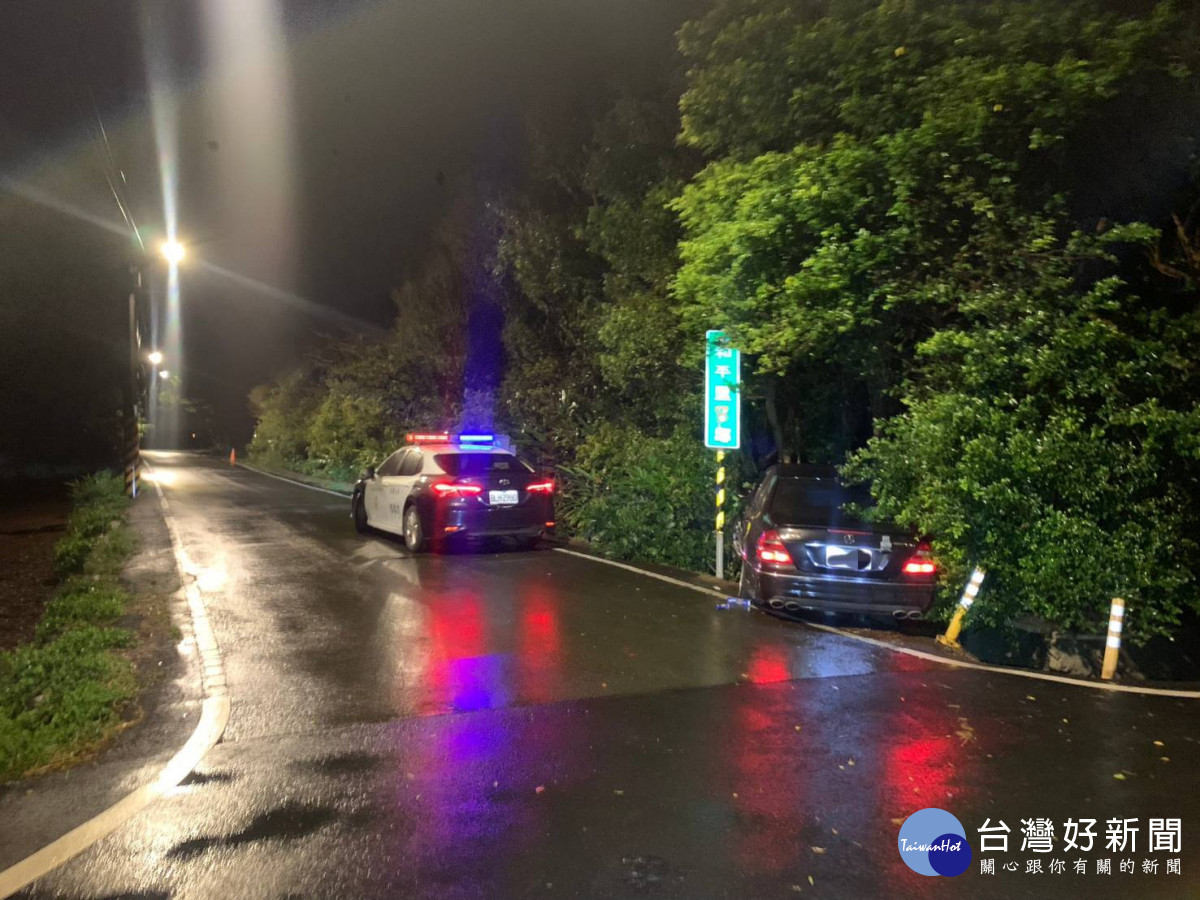 男遭通緝拒檢開車逃逸，天雨打滑自撞樹叢狼狽落網。<br />
