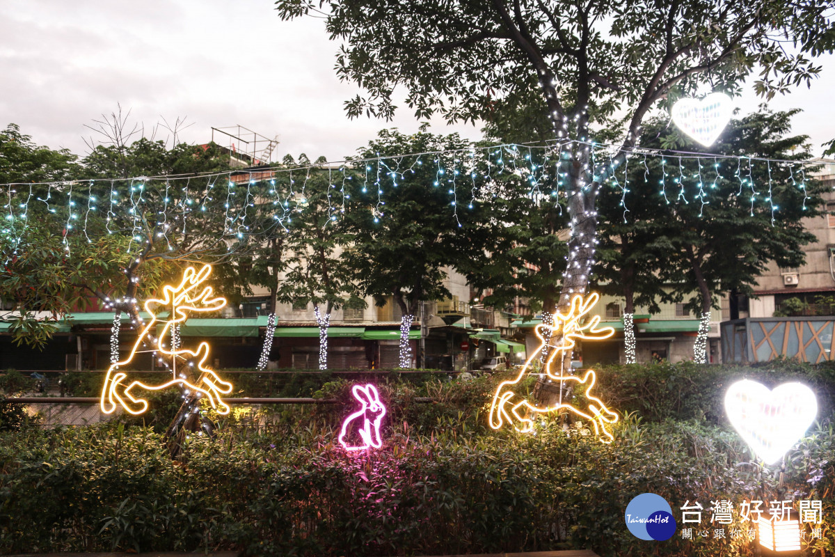 新莊中港大排繽紛燈海　麋鹿、小白兔俏皮動物燈飾為必拍景點