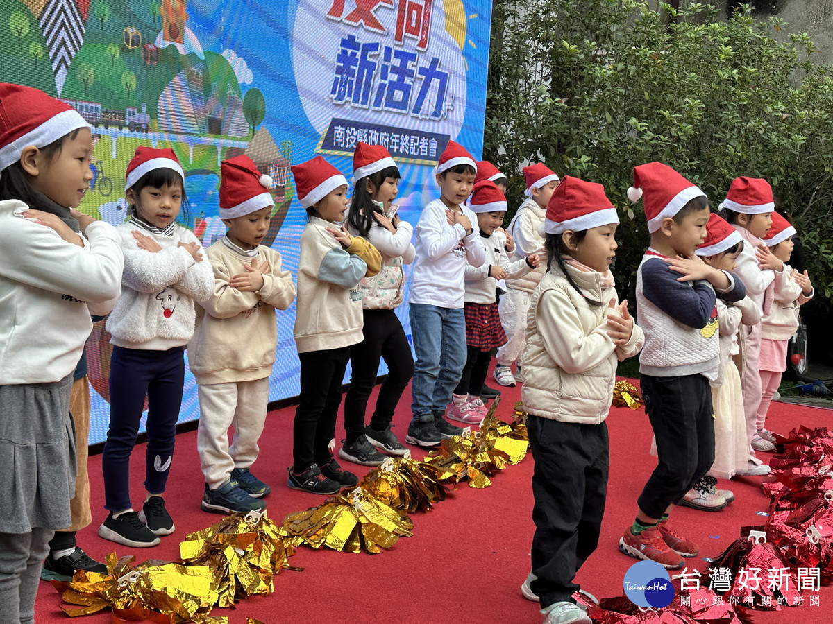 幼兒園小朋友表演揭序幕。（記者扶小萍攝）