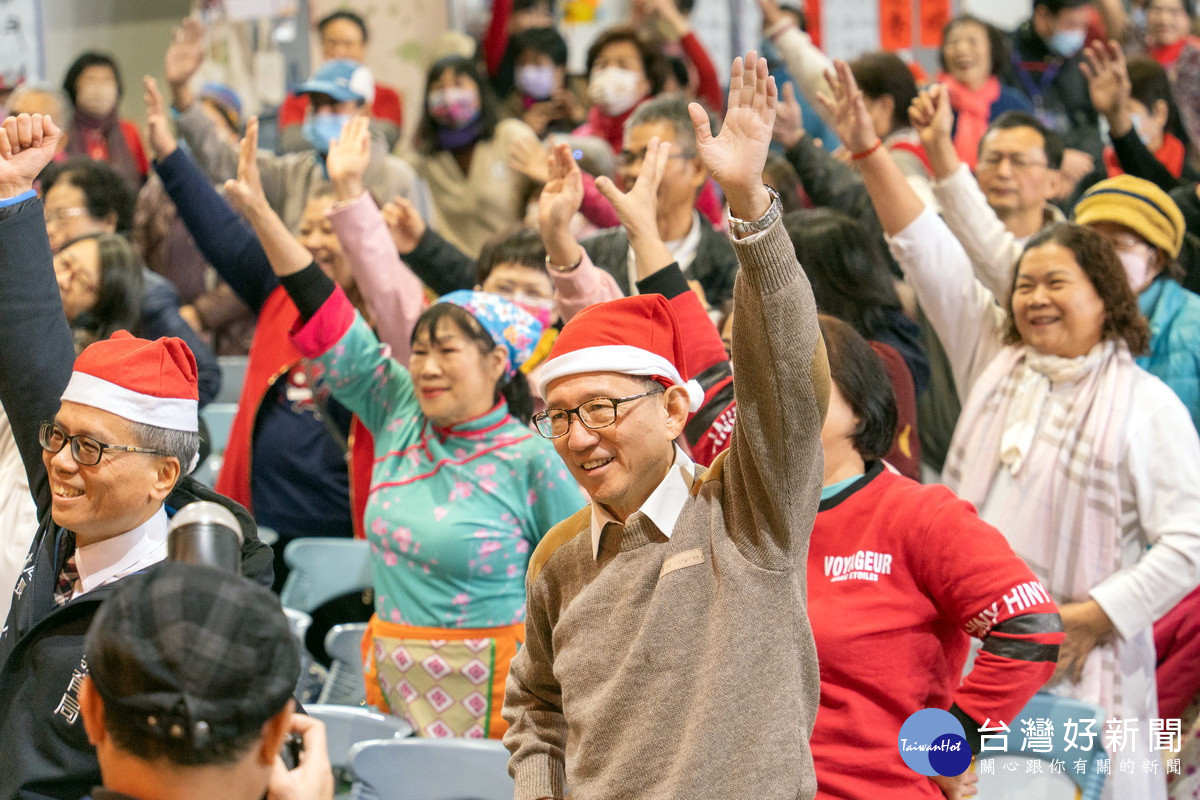 桃園市副市長王明鉅出席「桃園市112年度樂齡學習成果展」，與大家互動並合影。