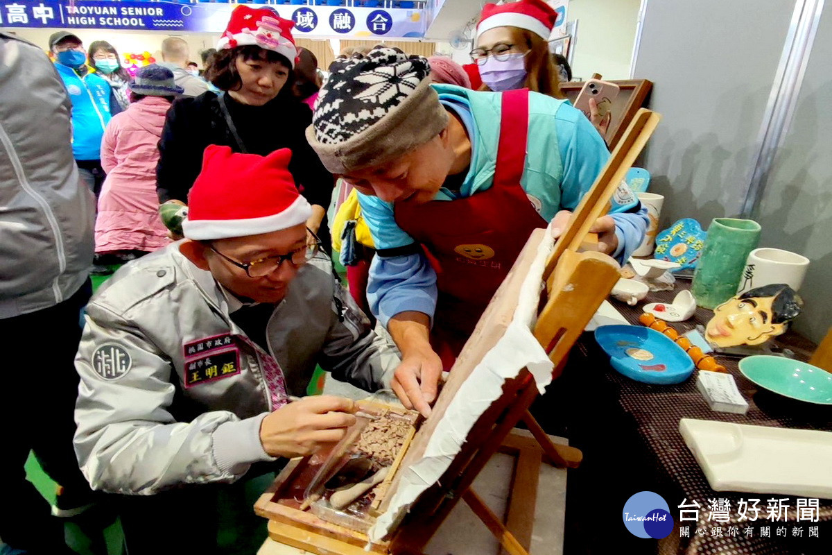 桃園市副市長王明鉅出席「桃園市112年度樂齡學習成果展」，逐一巡攤與長者們分享成果。