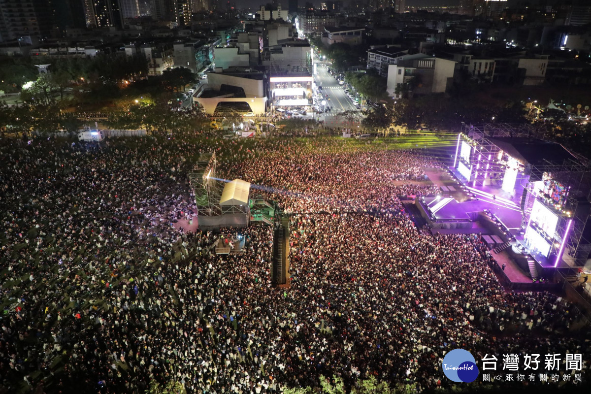 巨星齊聚　台南搖滾耶誕演唱會吸引12萬人共度璀燦夜晚