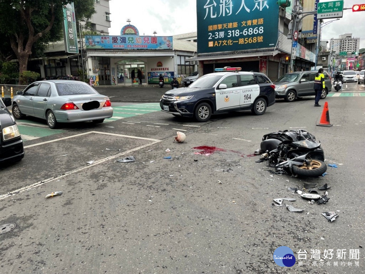 龜山區萬壽路二段與大同路口日前下午發生一件普重機車與自小客車交岔撞之嚴重車禍。