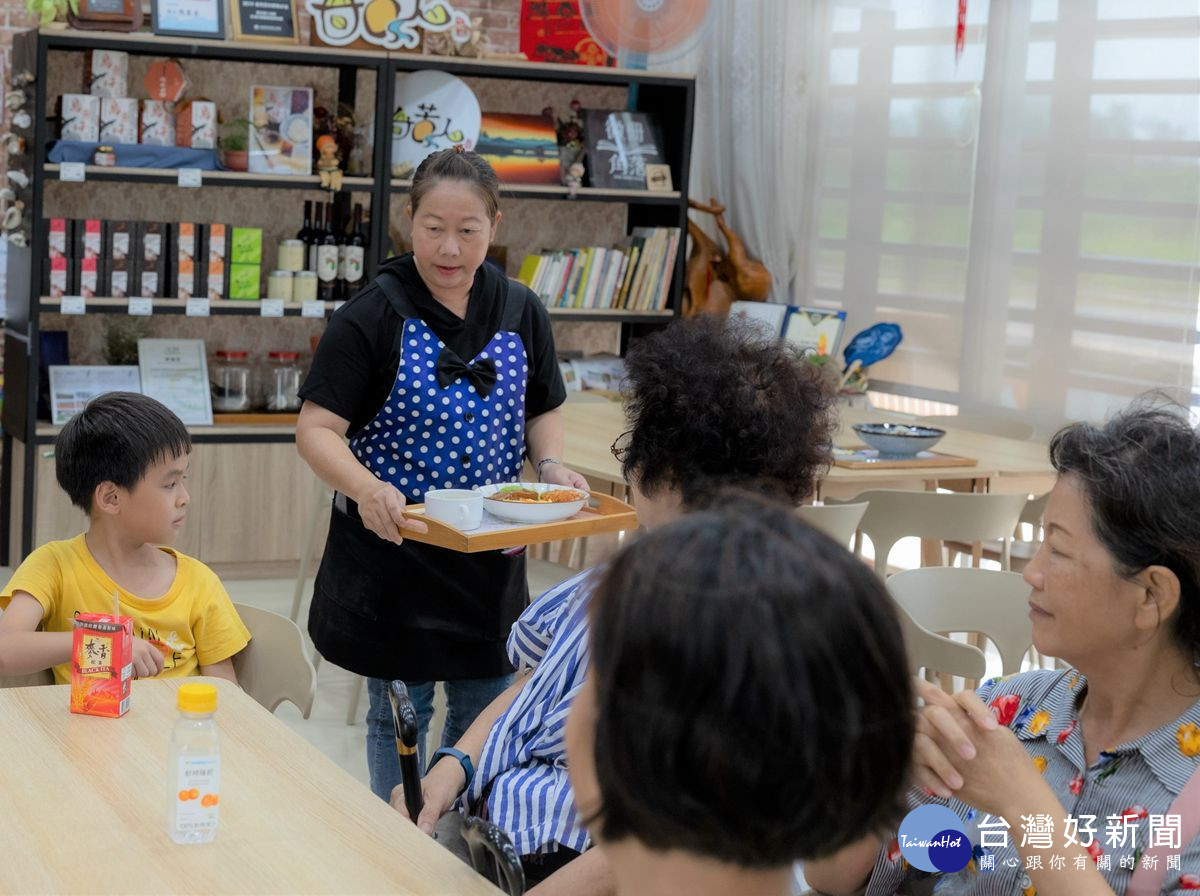 越南籍新住民張碧泉(左2)目透過勞動部「培力就業計畫」，成功找到餐飲服務人員工作。