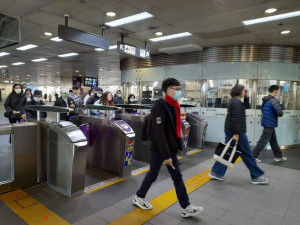 桃園機場捷運線21個車站專用及一般通道閘門系統整併為一，機場捷運線A8長庚醫院站閘門全開通。