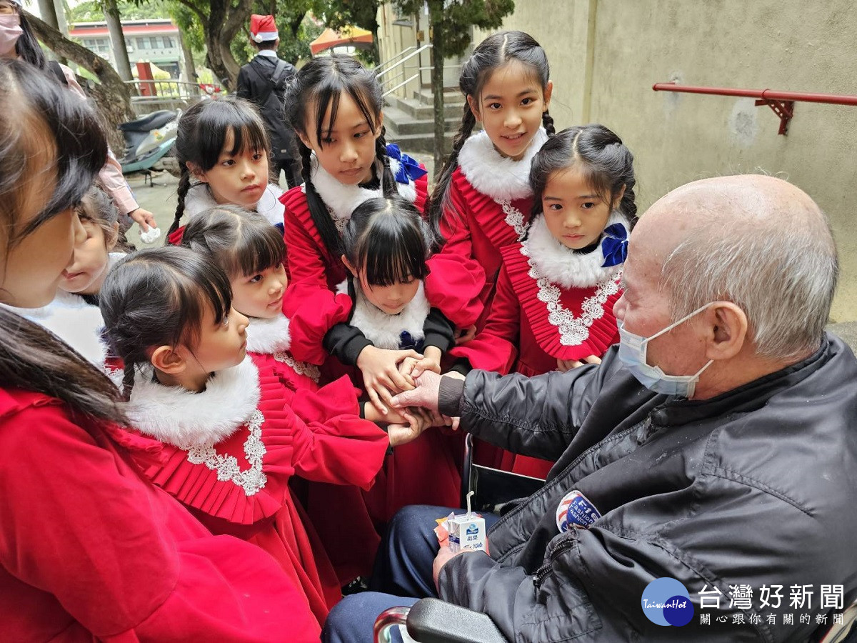 真善美協會偕田中鎮幼兒園榮家傳福音　精心打扮前來與長輩同歡