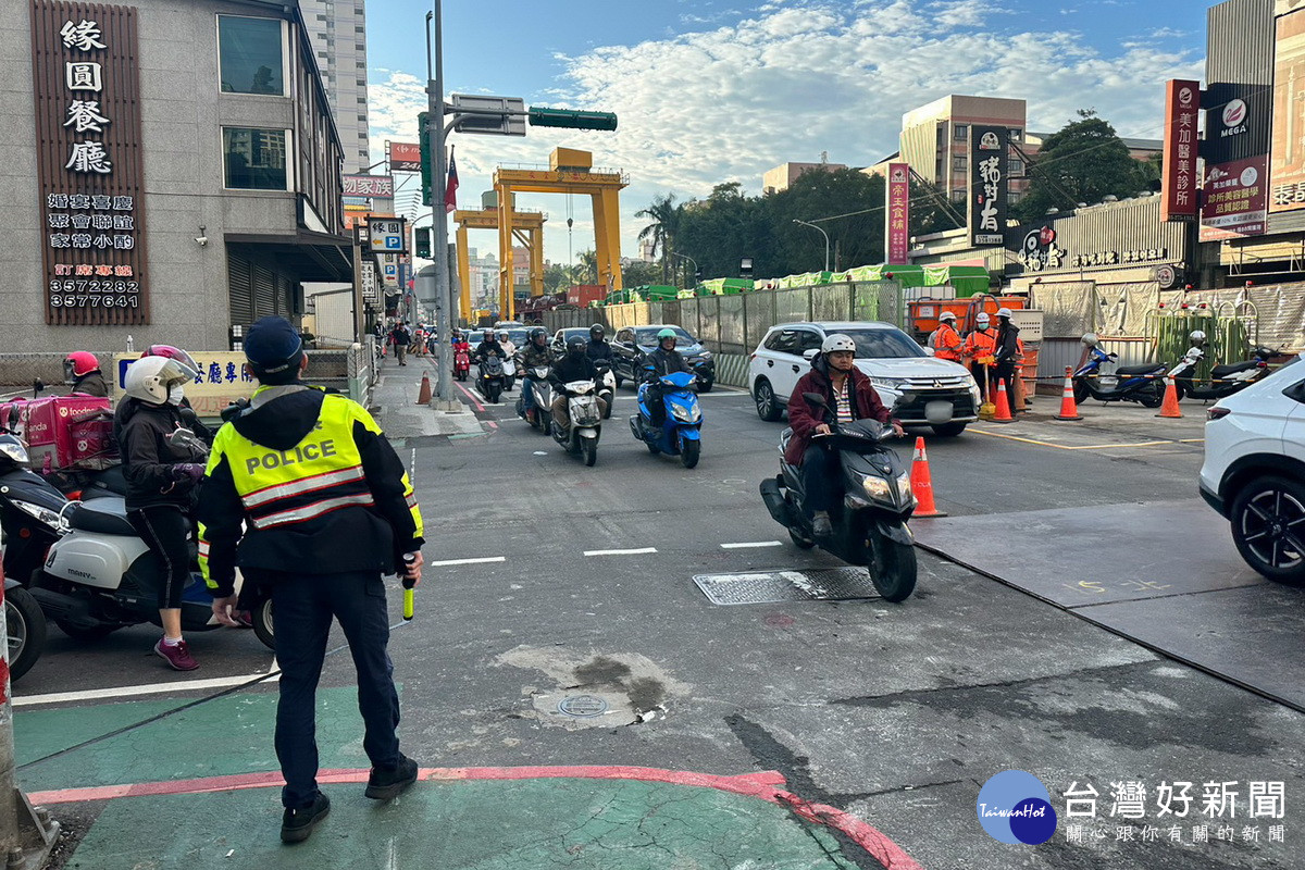 桃園區中正路出現「天坑」，經市府團隊緊急處理恢復通車。