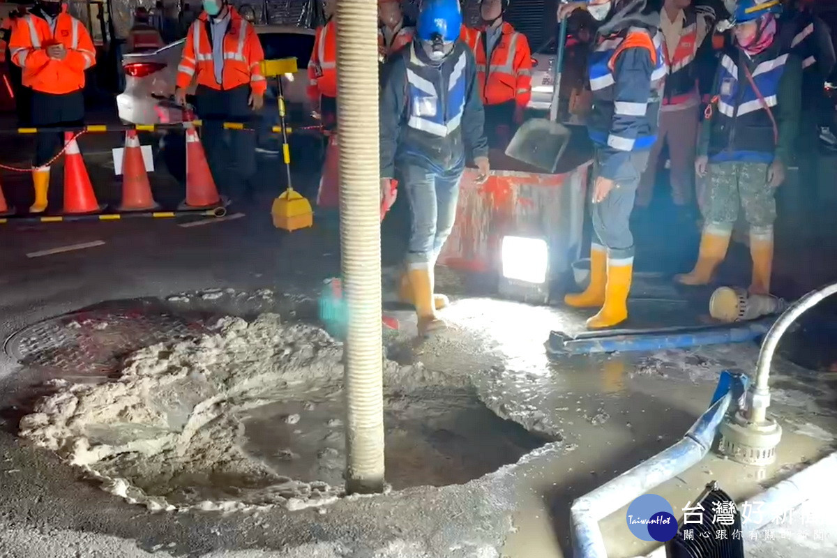 桃園區中正路和同德二街路口發生「天坑」事件，市府團隊進行緊急搶修填補。