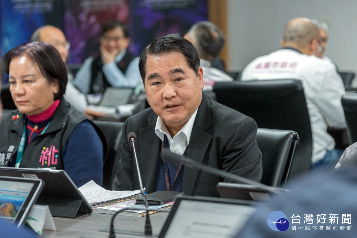 桃園市政府水務局長劉振宇於市政會議中進行專案報告。