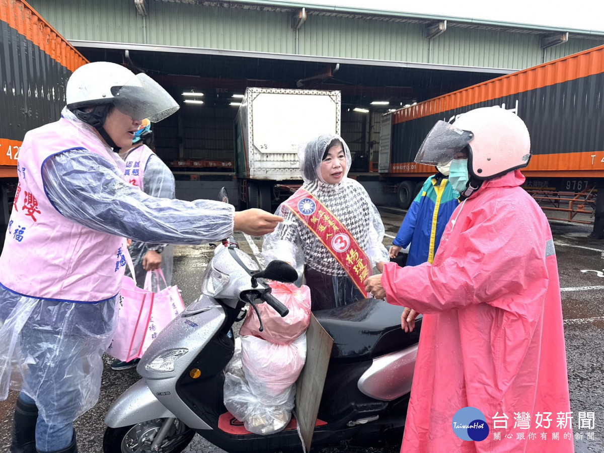 立委楊瓊瓔冒雨跟著垃圾車沿街拜票。