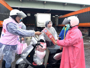 立委楊瓊瓔冒雨跟著垃圾車沿街拜票。