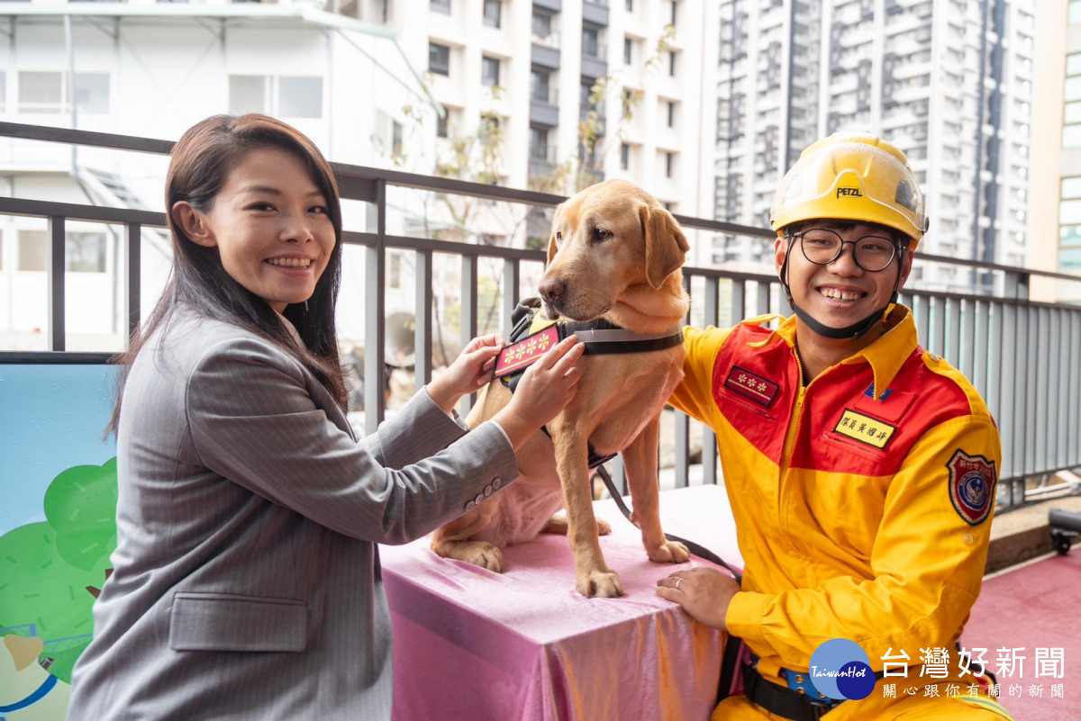 高虹安市長為通過國家MRT救援能力認證的搜救犬HENIN、CLAY授予一線四星官階（圖為HENIN）。