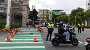 桃園警方派遣員警及義交於重要路口執行交通疏導管制。