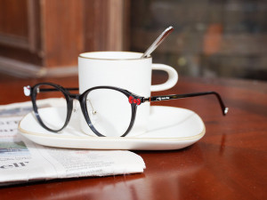 寶島眼鏡獨家推出HELLO KITTY聯名鏡框，除了設計充滿HELLO KITTY元素，還有多項買即享訂製組。（圖／寶島眼鏡提供）