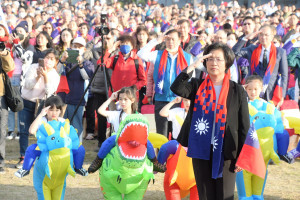 彰化縣慶祝中華民國113年元旦升旗典禮，縣長王惠美率團對與千名民眾向國旗致敬。圖／記者鄧富珍翻攝