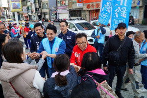 蔣萬安陪同鄭正鈐到新竹市區掃街拜票