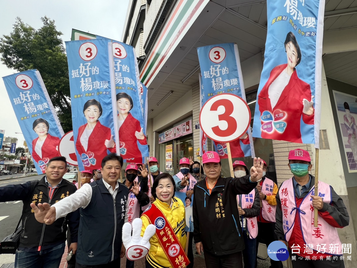 2024年第一個上班日，台中市第三選區立委候選人楊瓊瓔站上路口向選民拜票。