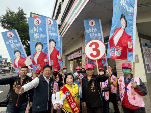 2024年第一個上班日，台中市第三選區立委候選人楊瓊瓔站上路口向選民拜票。