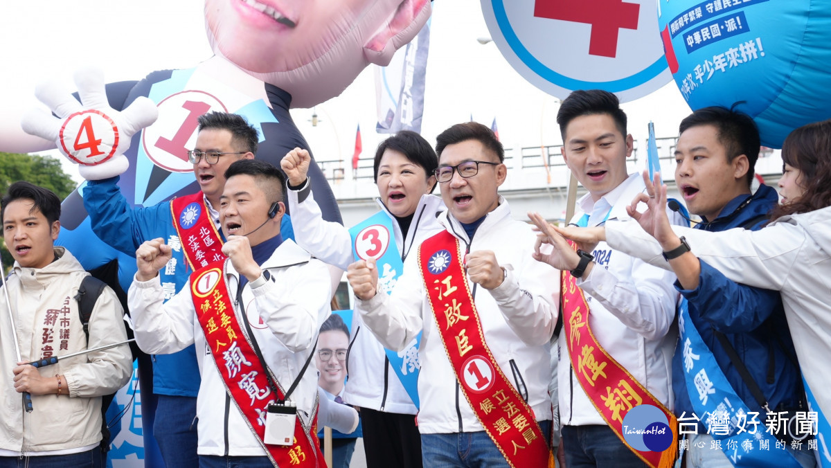 國民黨2日發起全台街口同步拜票，盧市長陪同台中市立委候選人在台灣大道與忠明南路口拜票。