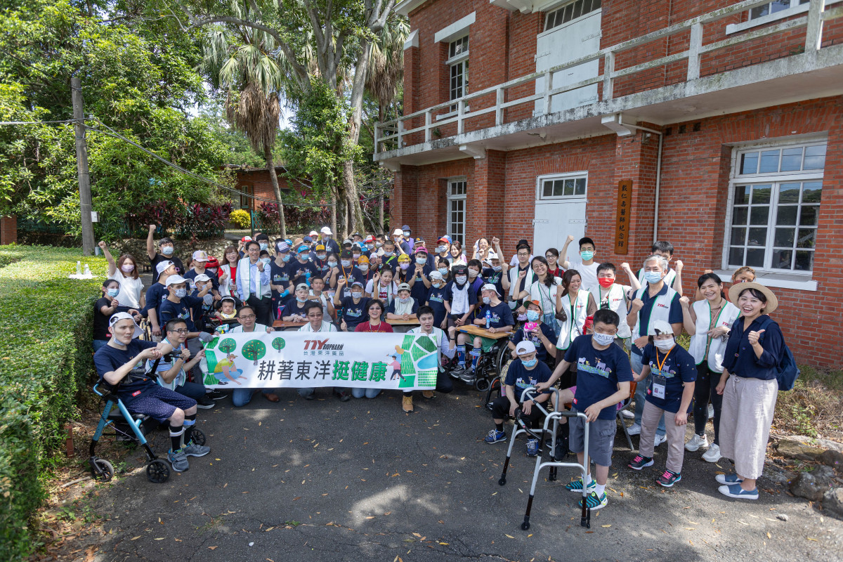 台灣東洋總經理侯靜蘭2022年上任後啟動為期三年的「耕著東洋挺健康」公益計畫，兩年來領導志工團走訪鄉土，持續支持、串連友善環境和弱勢的社福機構。