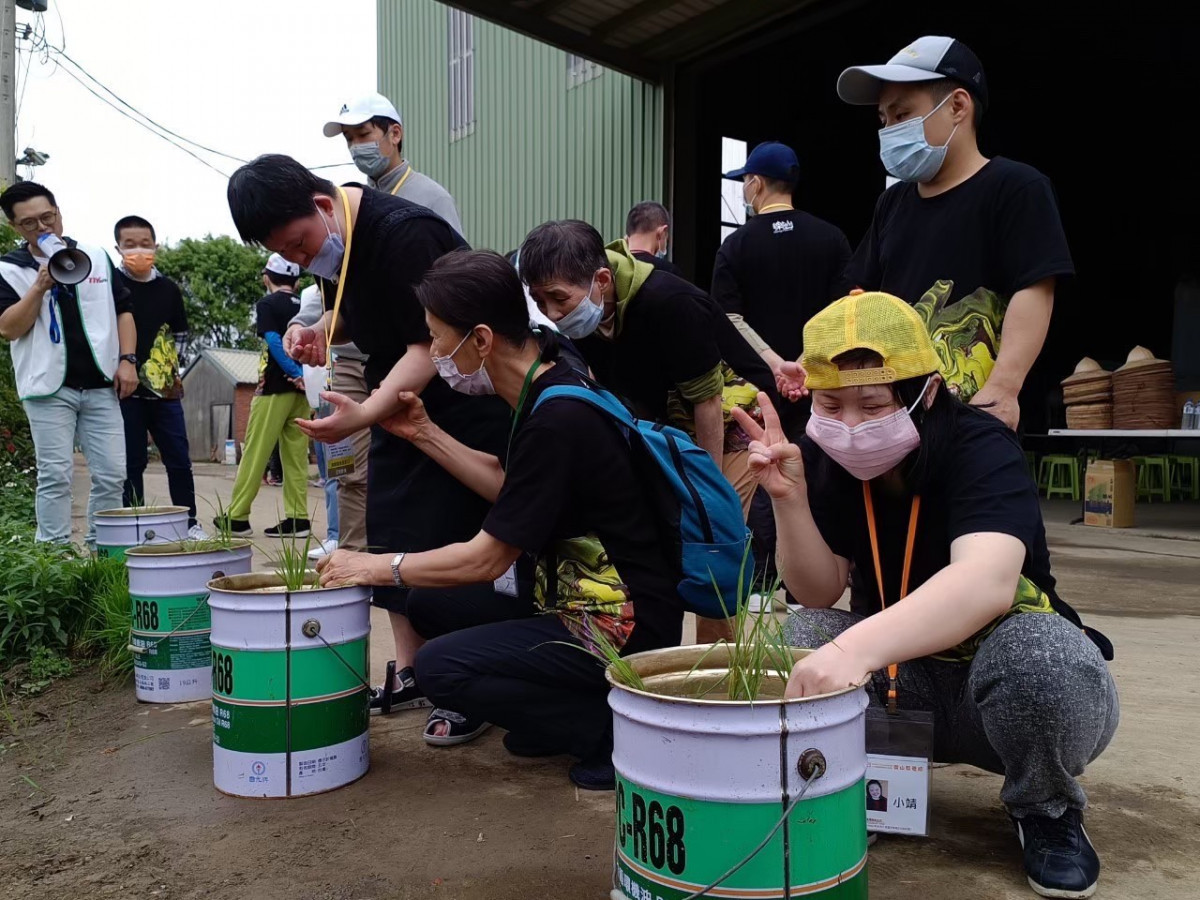台灣東洋志工帶領樂山院及真善美院生至「東洋田」體驗無毒稻米耕種，除了實踐食農教育，也讓孩子們在親手插秧過程感受自然療癒的力量。