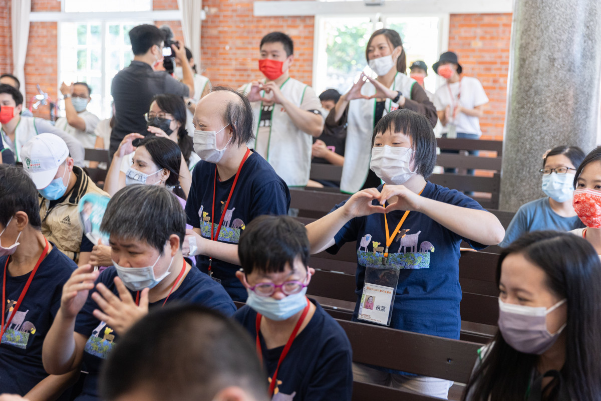 台灣東洋志工至樂山教養院拜訪院生，欣賞孩子們天真無邪的舞蹈表演，也一同跳舞同樂，在一整天的密切互動過程激發對生命的熱情。