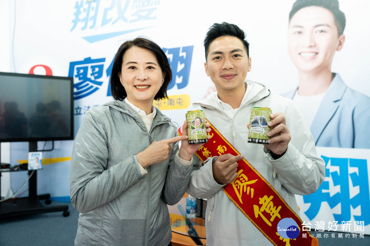 廖偉翔立委王鴻薇直播時亮相自製選舉小物「台灣賴啤」飲料