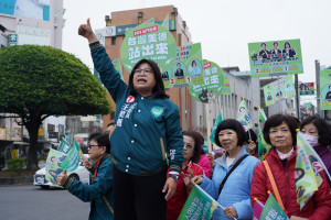 民進黨中央競選總部啟動全國22縣市同步站路口行動，嘉義市立法委員王美惠親自與鄉親拜票打招呼／王美惠服務處提供