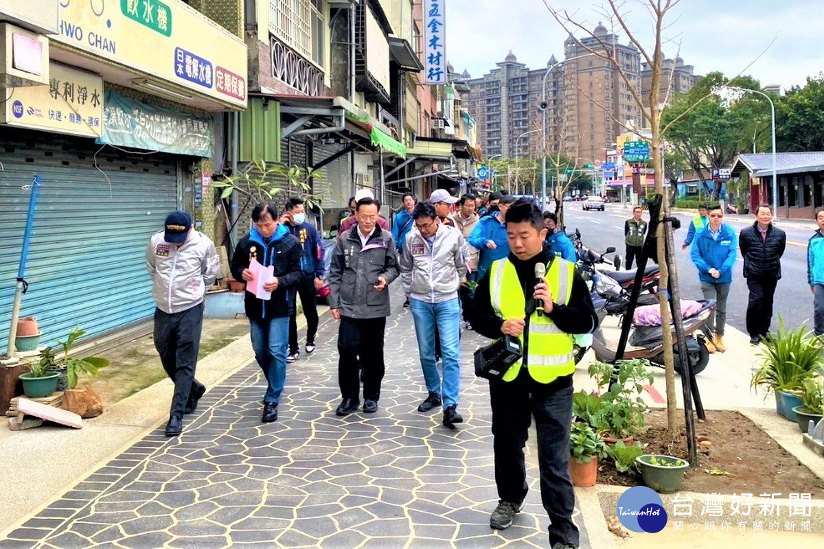 桃園市政府秘書長詹榮鋒視察中壢區吉林路拓寬工程。