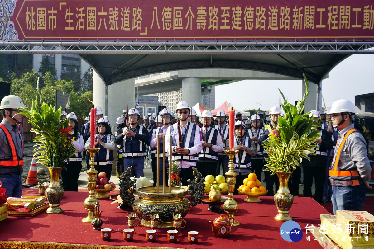 桃園市長張善政於八德生活圈六號道路（建國路到建德路段）開工動土典禮中焚香祈福。