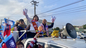 韓國瑜、楊瓊瓔站上競選戰車比出OK手勢，力挺3號楊瓊瓔及侯康配。