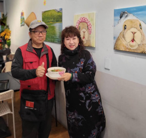 療癒畫家黃琯予(圖右)辦畫展，除了畫作之外，同時用美食跟民眾交流。